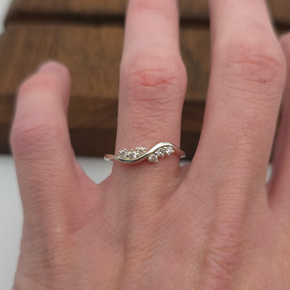 Size 8.25 Sterling Silver Cute Cubic Zirconia Gem Ring A494